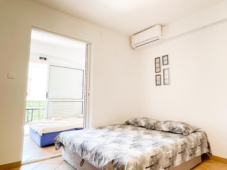 Photo of the whole room, Bedroom, air conditioner