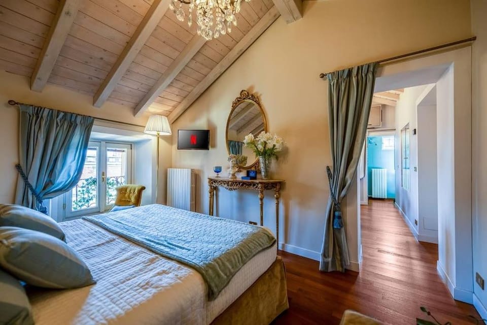 Bed, TV and multimedia, Living room, Photo of the whole room, Seating area, Bedroom
