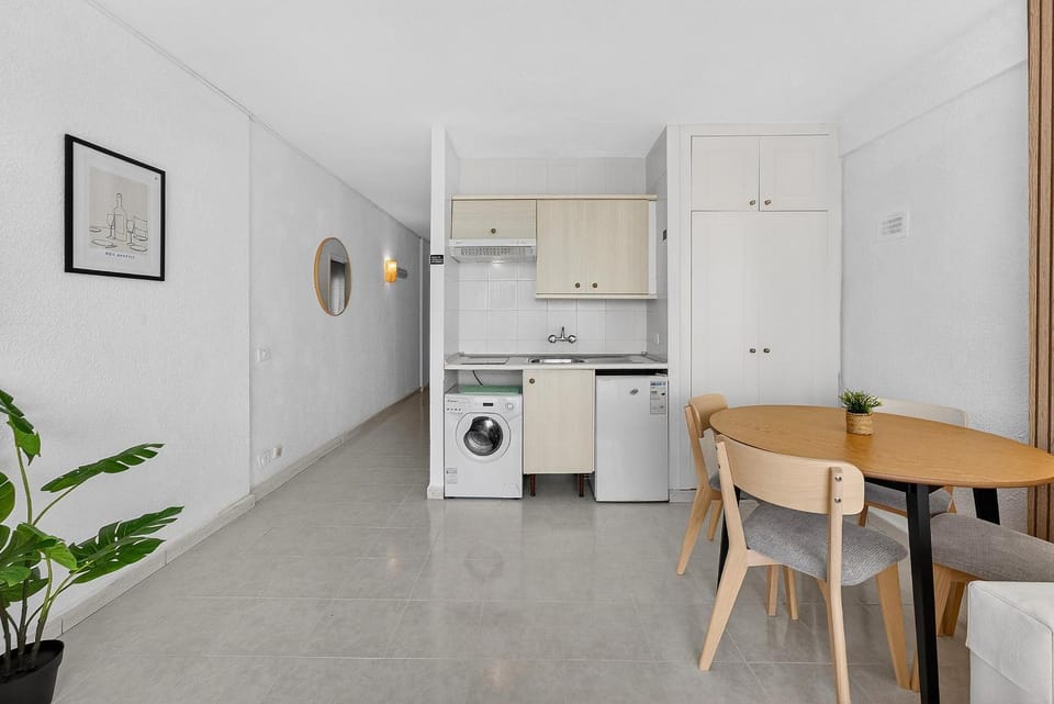 Kitchen or kitchenette, Dining area, washing machine