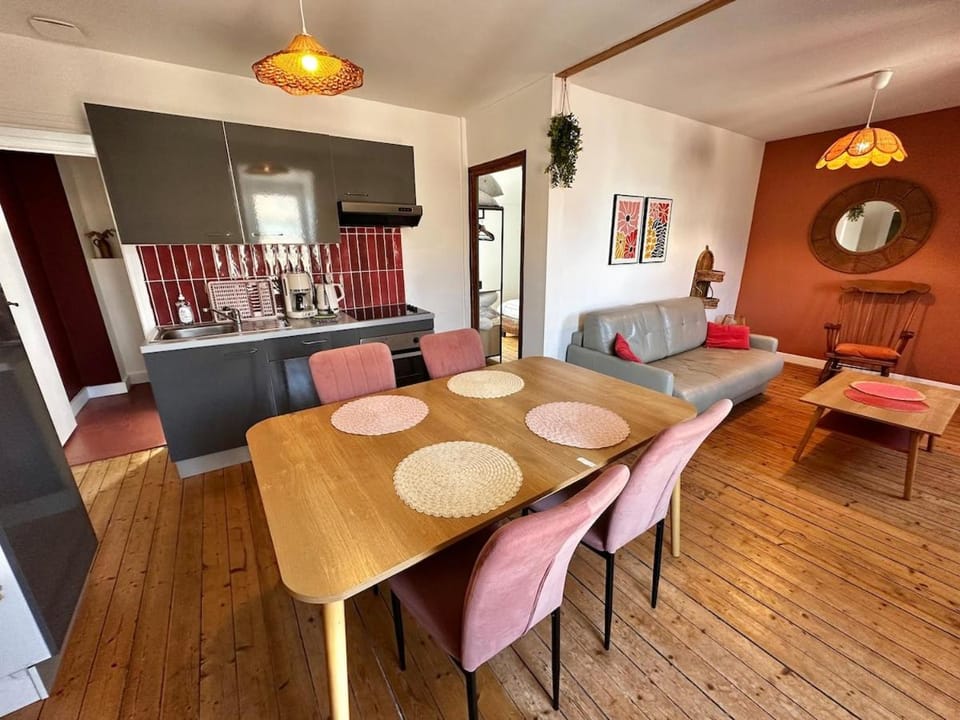 Kitchen or kitchenette, Dining area
