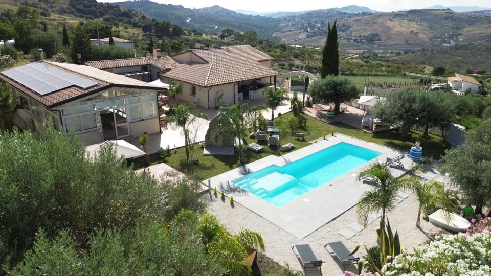 Property building, Bird's eye view, Garden, Garden view, Pool view, Swimming pool, sunbed