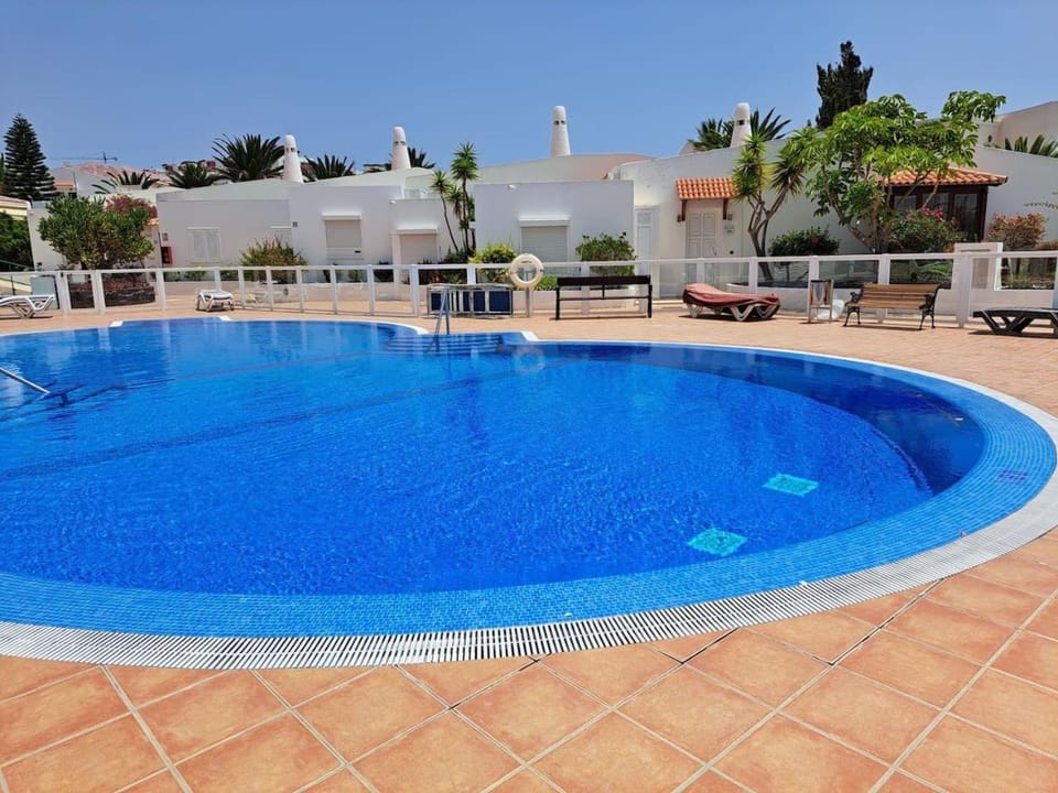 Swimming pool, sunbed