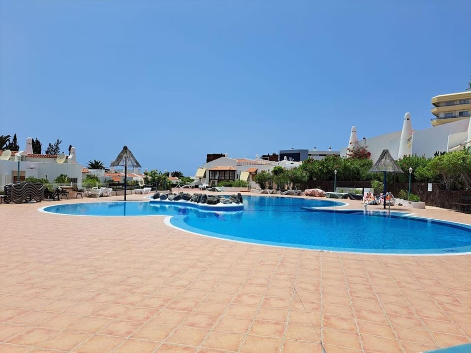 Swimming pool, sunbed