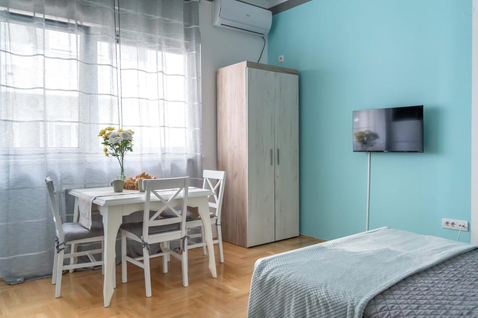 Bed, TV and multimedia, Photo of the whole room, Dining area, wardrobe, air conditioner