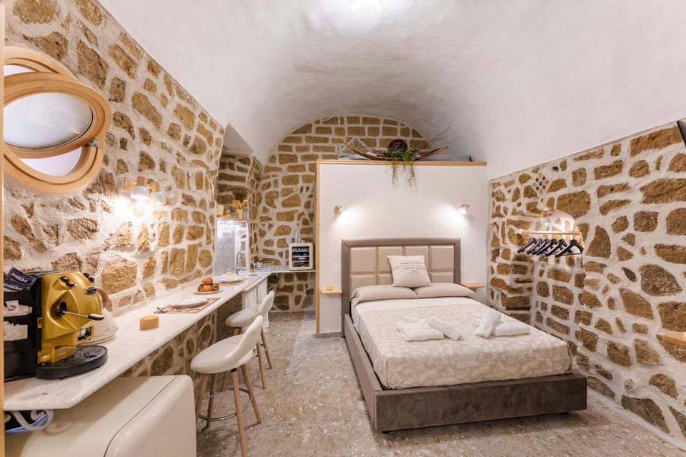 Bed, Coffee/tea facilities, Living room, Photo of the whole room, Seating area, wardrobe