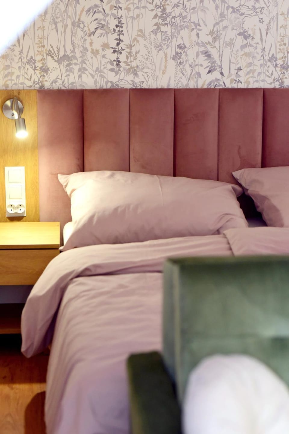 Bed, Photo of the whole room, Seating area, Bedroom
