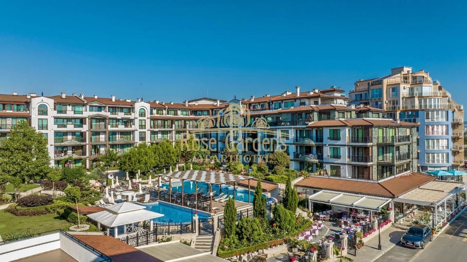 Property building, Restaurant/places to eat, Swimming pool, Breakfast