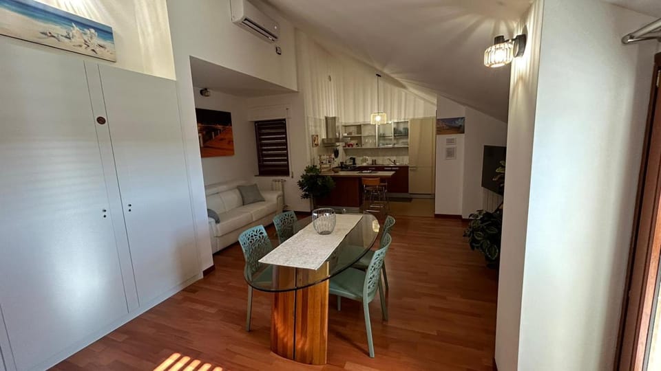 Bed, TV and multimedia, Kitchen or kitchenette, Living room, Dining area, oven, stove, air conditioner