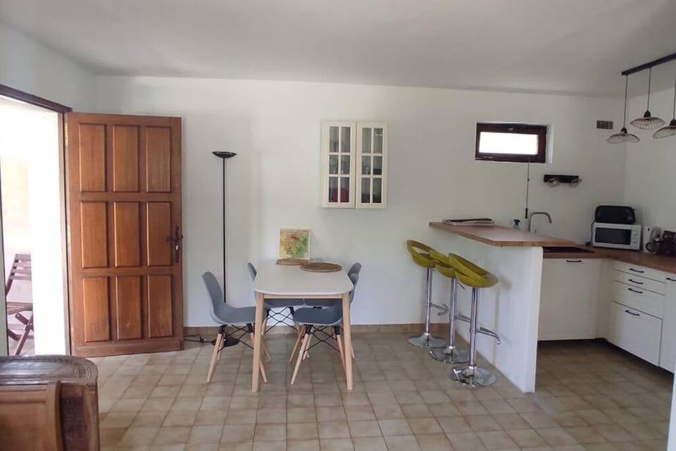 Kitchen or kitchenette, Dining area, minibar, oven, stove