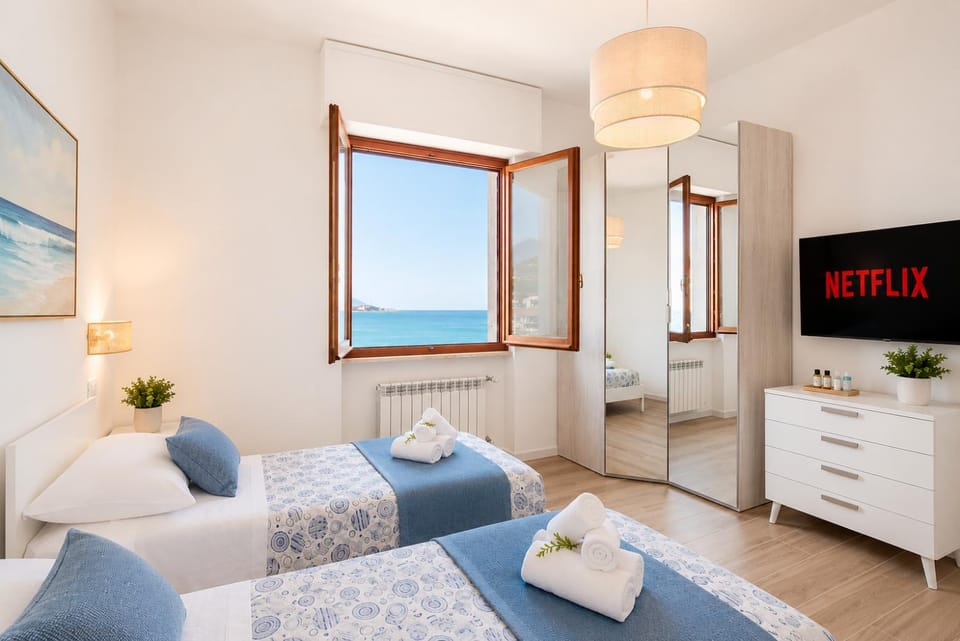 Bed, TV and multimedia, Bedroom, Sea view, towels