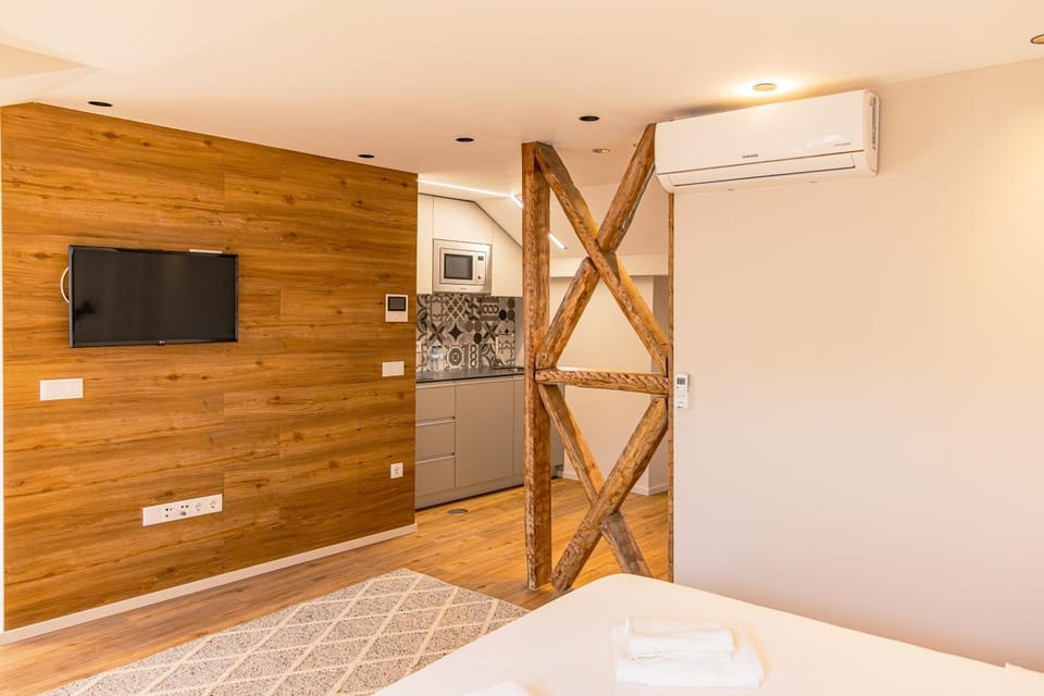 Bed, TV and multimedia, Bedroom