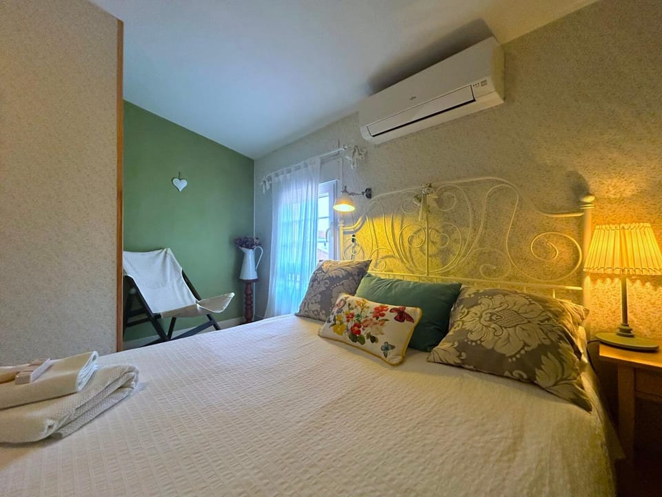 Bed, Photo of the whole room, Bedroom, air conditioner