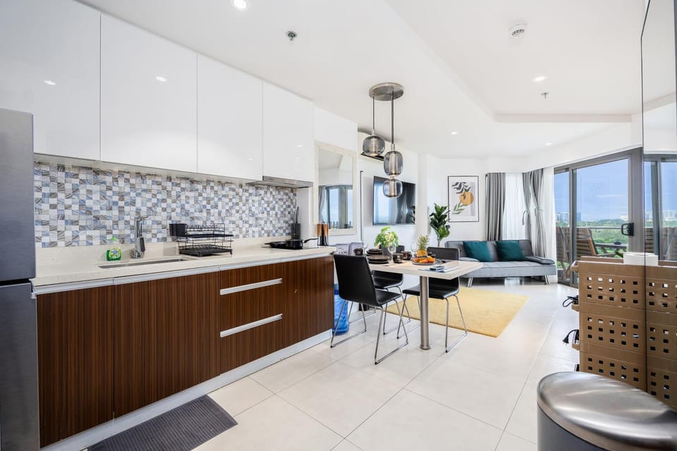 Kitchen or kitchenette, Seating area, Dining area
