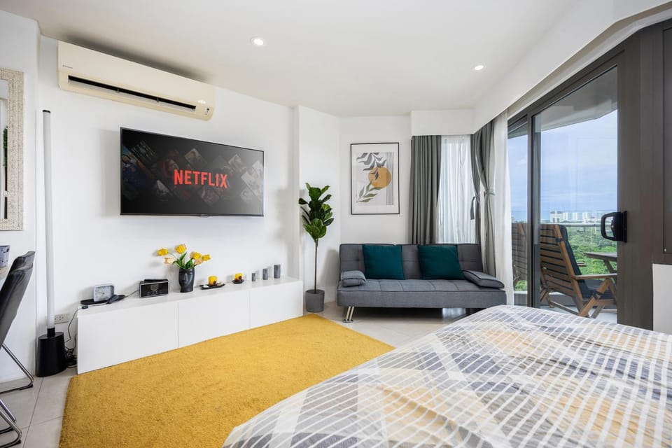 Bed, TV and multimedia, Living room, Photo of the whole room, Seating area, air conditioner