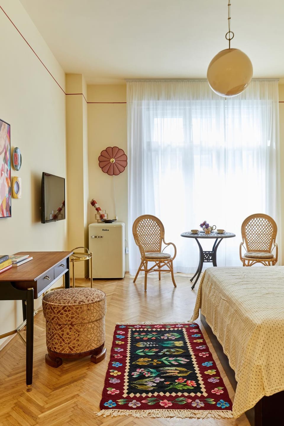 Bed, Living room, Photo of the whole room, Dining area, hair dresser