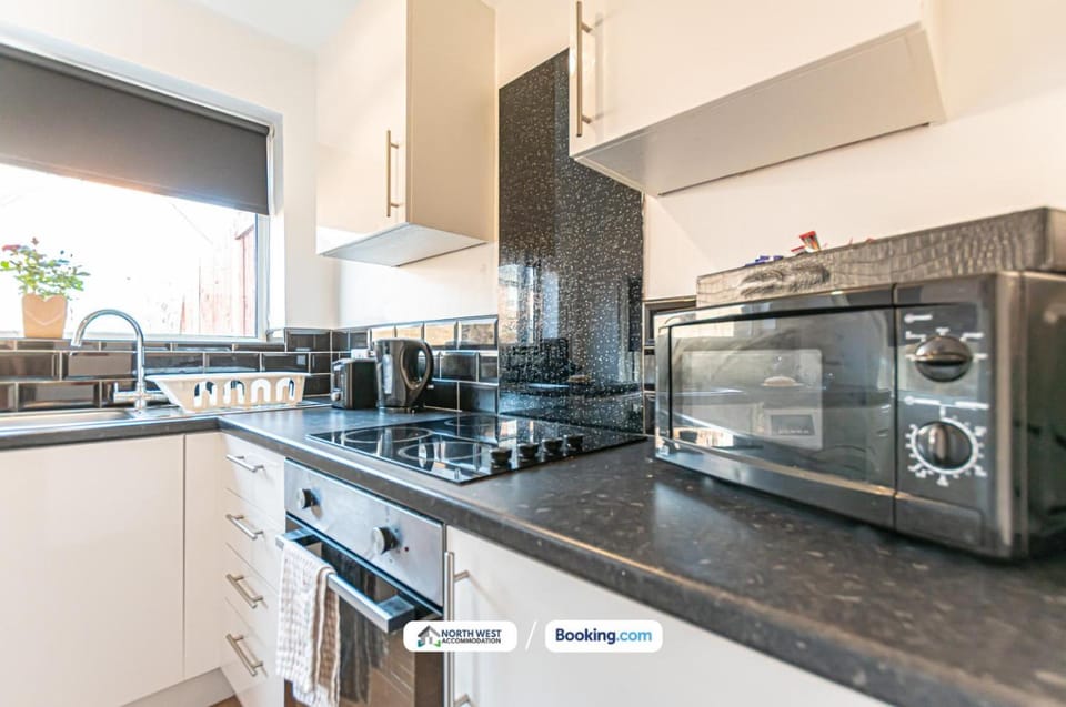 Coffee/tea facilities, microwave, kitchen