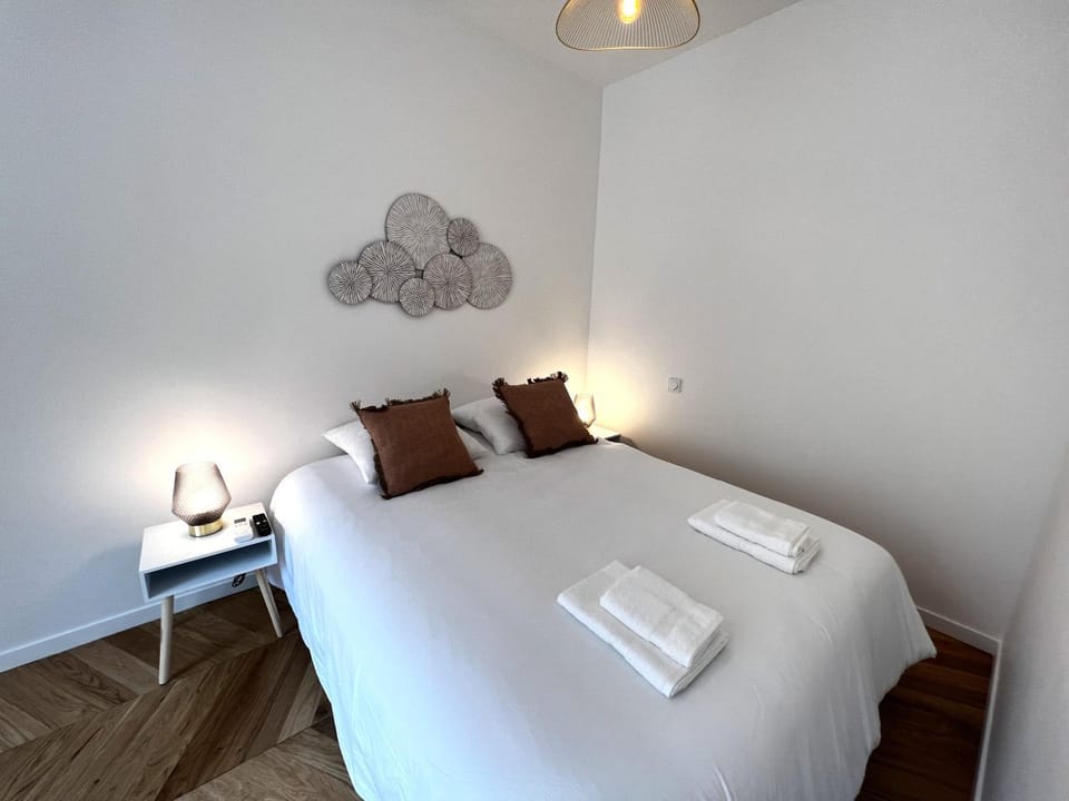 Bed, Photo of the whole room, Bedroom, towels