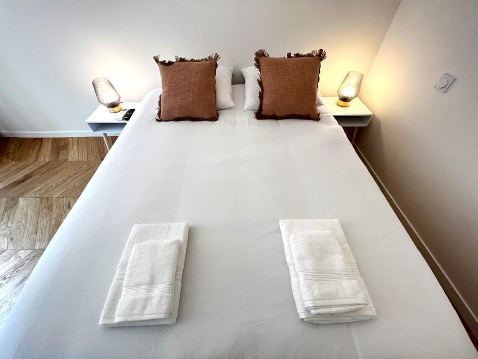 Bed, Bedroom, towels