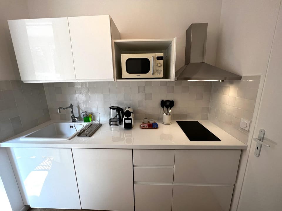 Coffee/tea facilities, Kitchen or kitchenette, minibar, stove