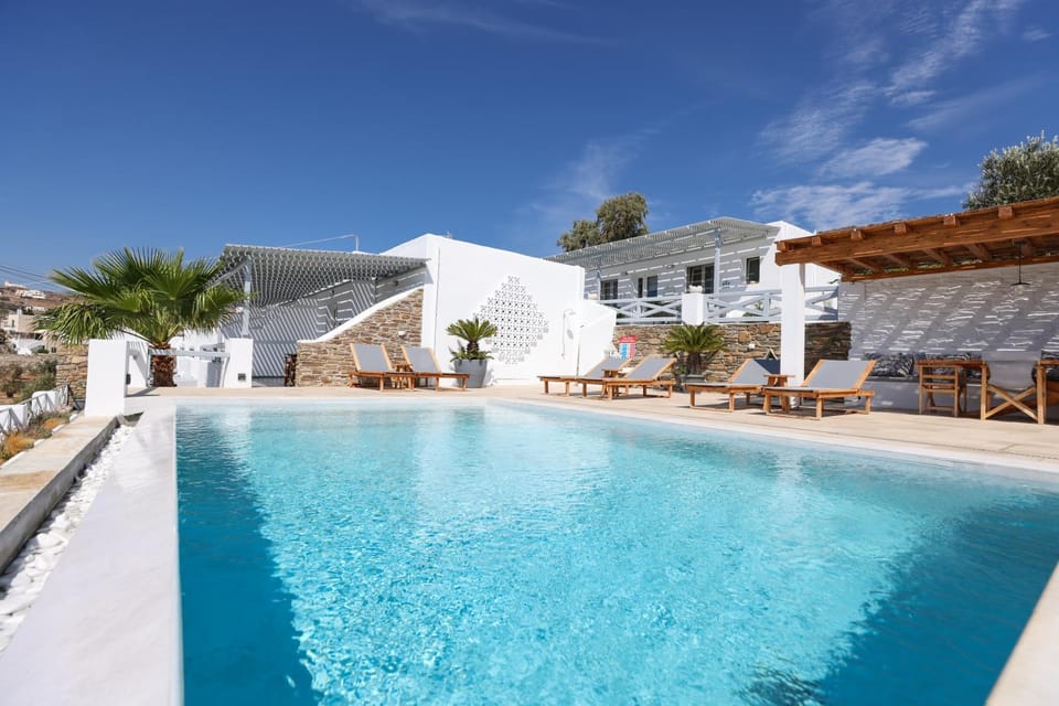 Property building, Patio, Day, Swimming pool, Swimming pool