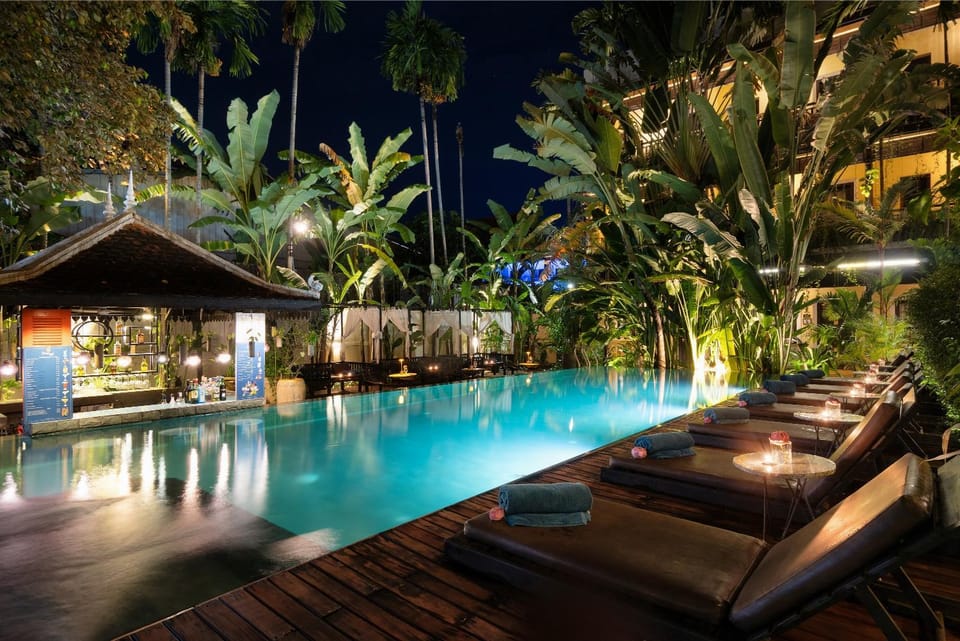 Property building, Night, Lounge or bar, Seating area, Area and facilities, Swimming pool, sunbed, sunbed