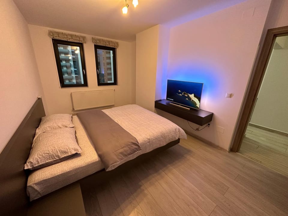 Bed, TV and multimedia, Bedroom