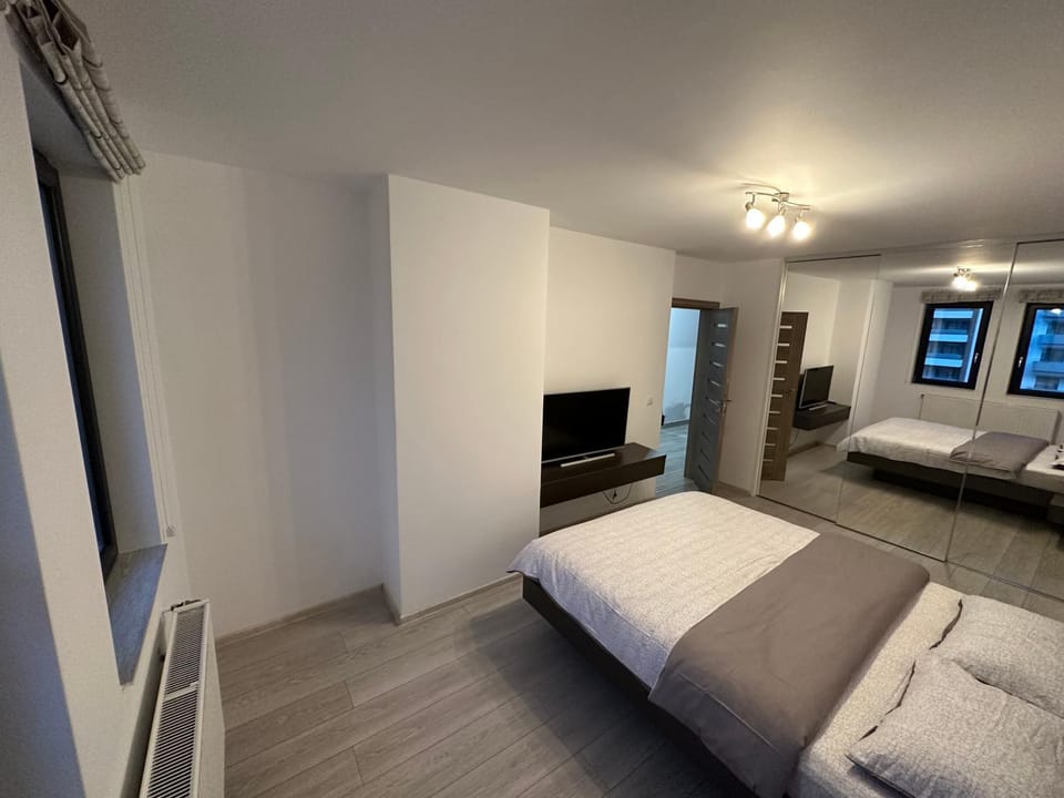 Bed, TV and multimedia, Bedroom
