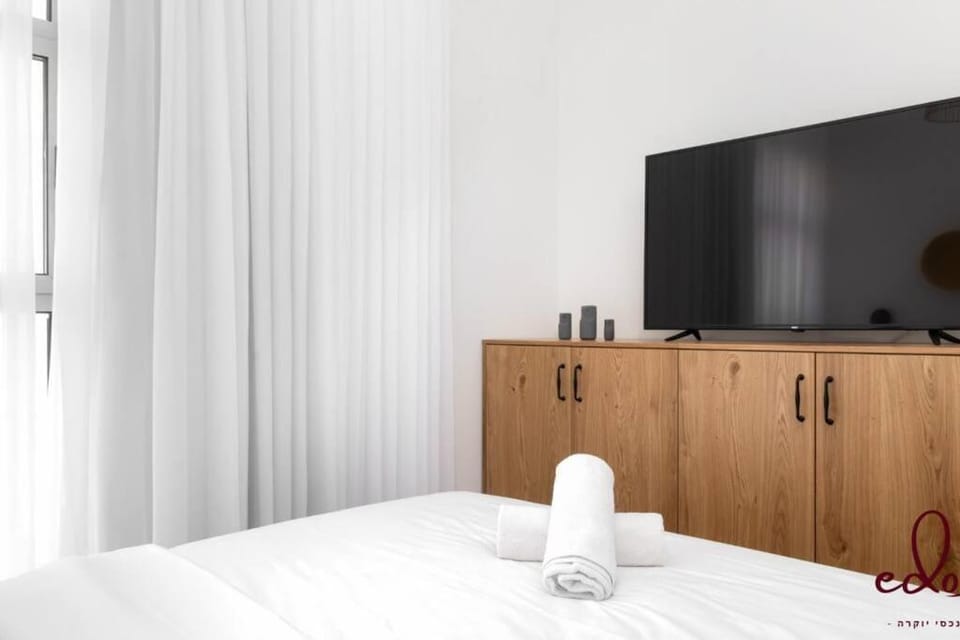 Bed, TV and multimedia, Bedroom, towels