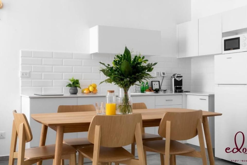 Coffee/tea facilities, Kitchen or kitchenette, Dining area, minibar