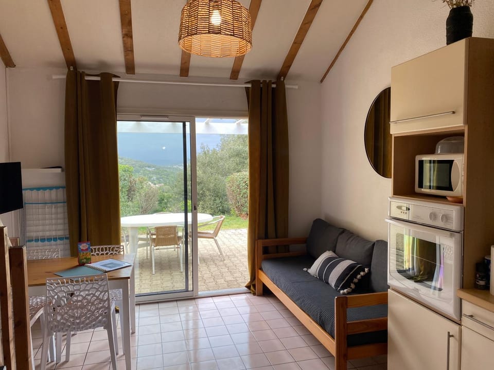 Natural landscape, TV and multimedia, Living room, Seating area, Dining area, Mountain view, oven