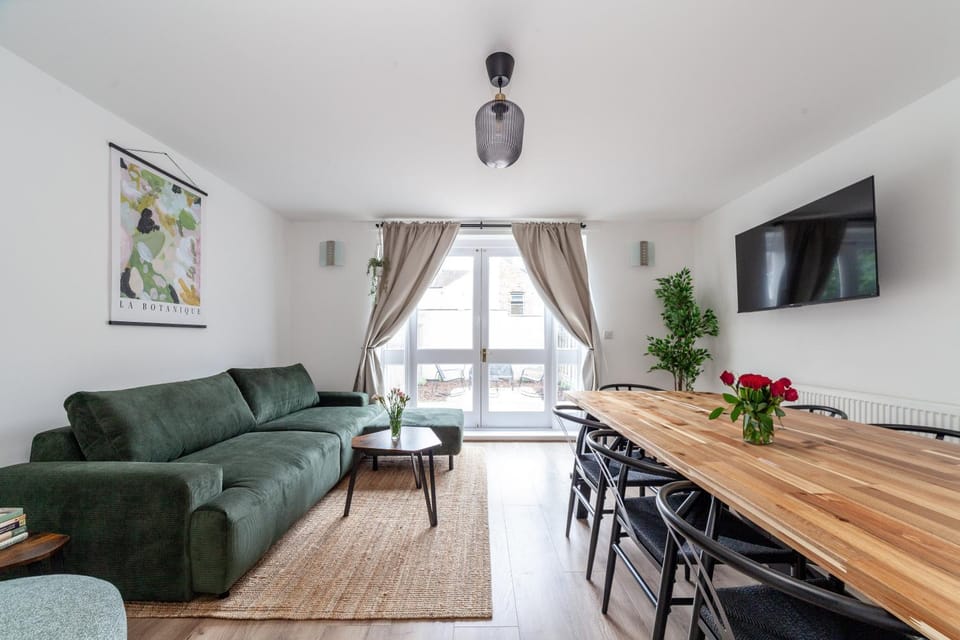 Communal lounge/ TV room, TV and multimedia, Living room, Seating area, Dining area, Evening entertainment