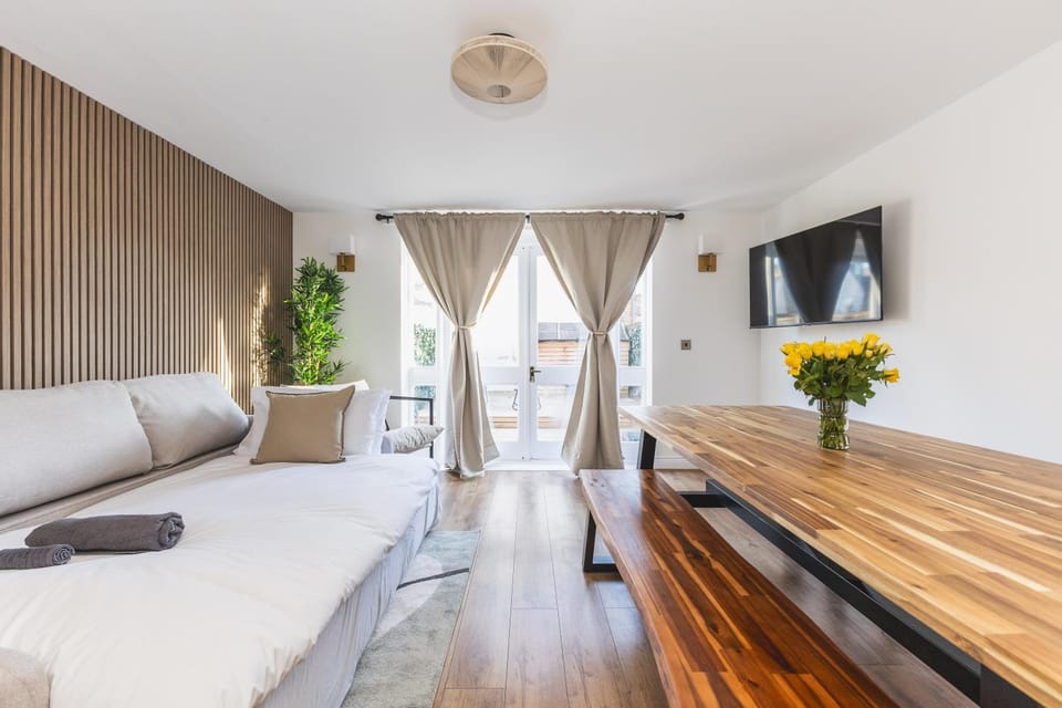 Communal lounge/ TV room, TV and multimedia, Living room, Seating area, Evening entertainment