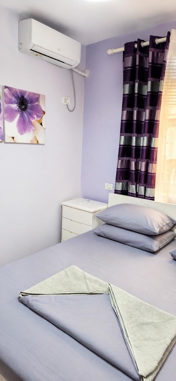 Bedroom, air conditioner