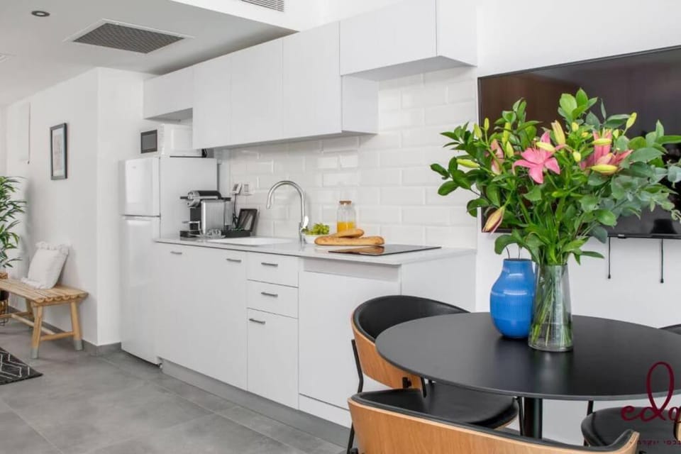 Coffee/tea facilities, Kitchen or kitchenette, minibar, stove