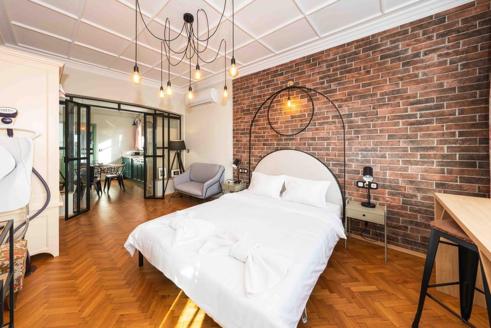 Bed, Living room, Photo of the whole room, Seating area, Bedroom