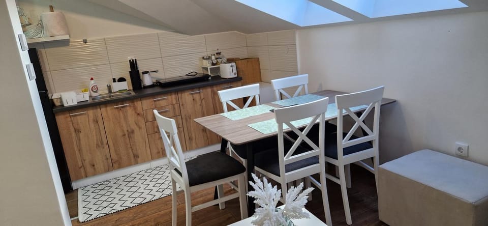 Kitchen or kitchenette, Seating area, Dining area