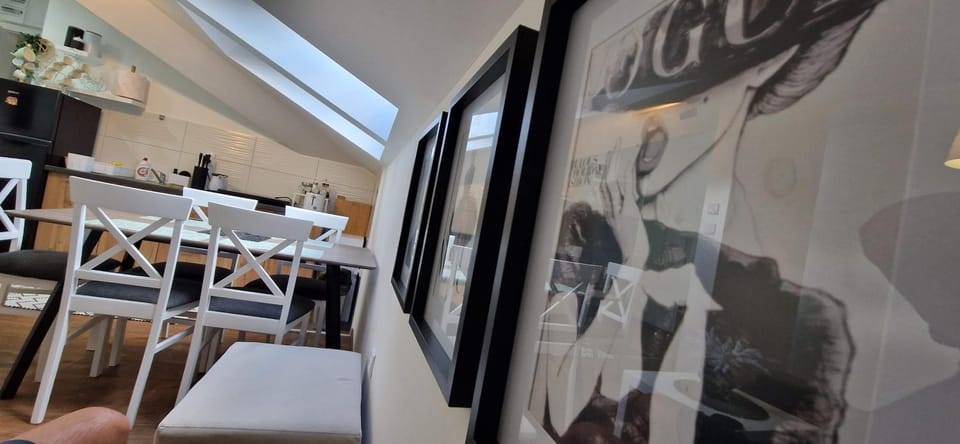 Kitchen or kitchenette, Seating area, Dining area