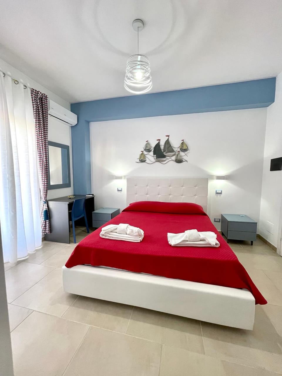 Bed, Bedroom, towels