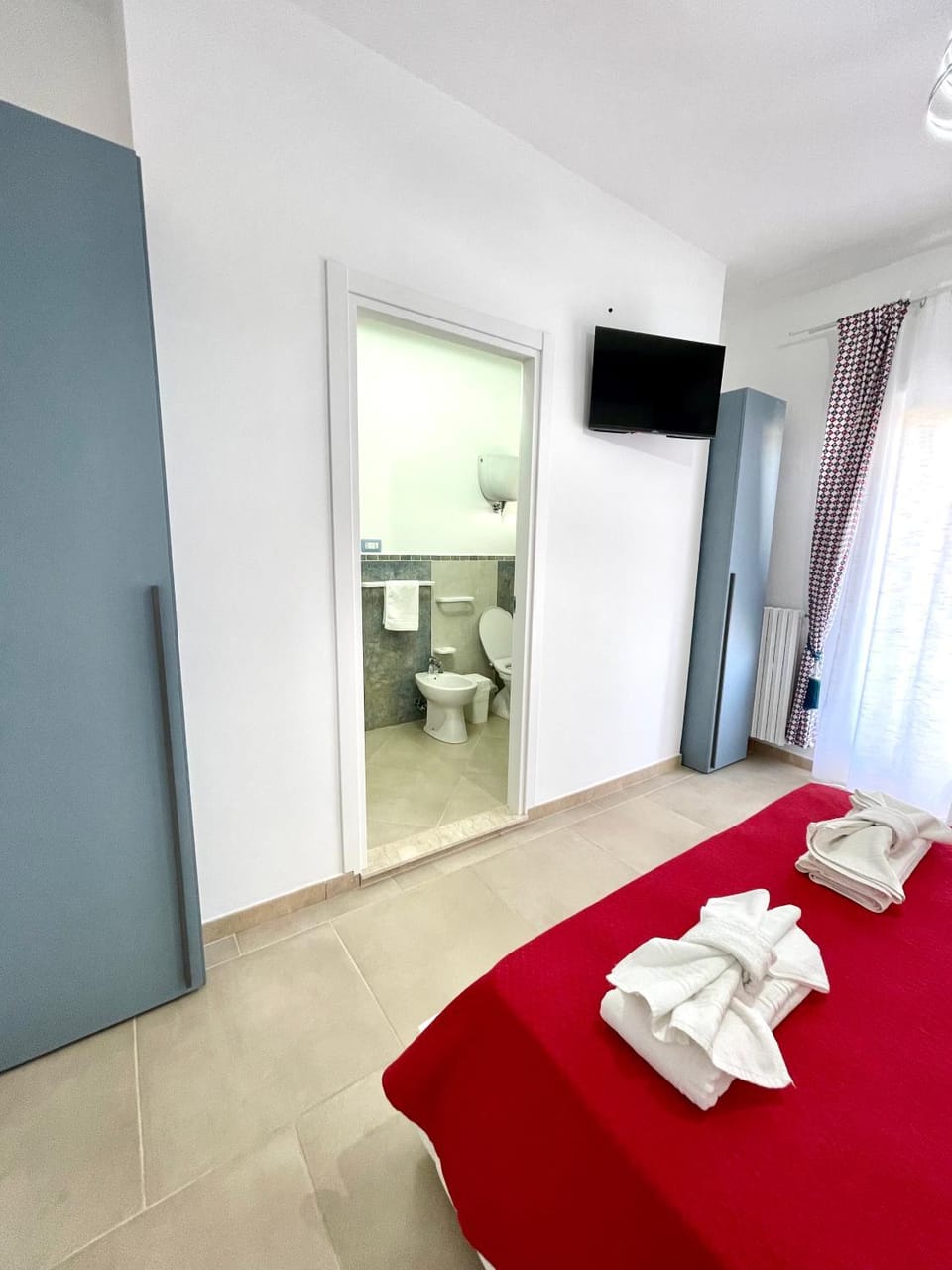 Bed, Bathroom, Bedroom, towels