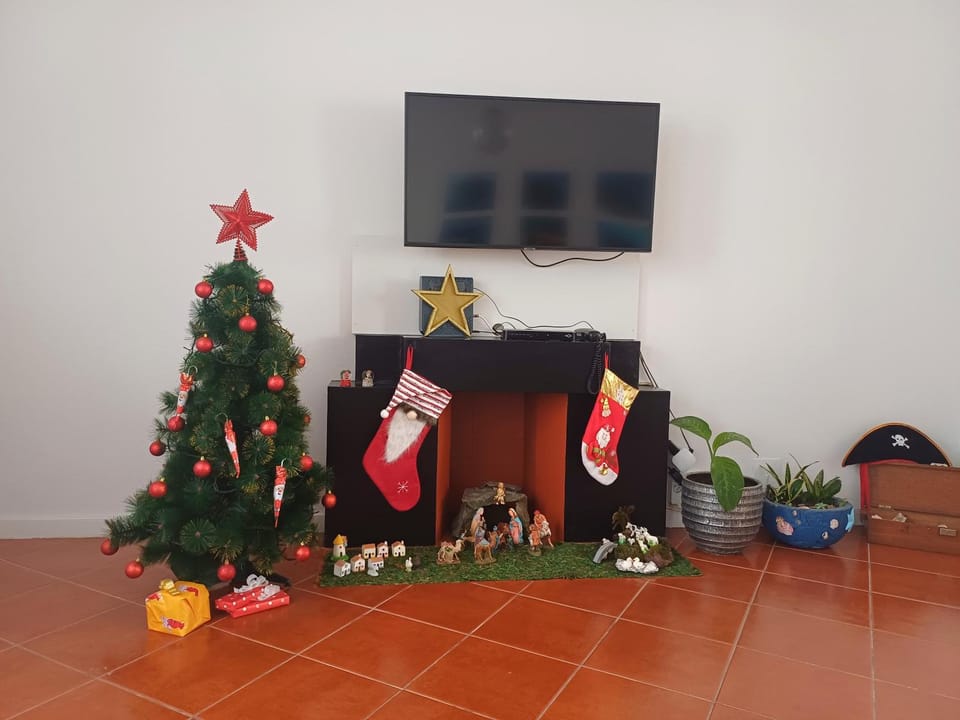 Communal lounge/ TV room, TV and multimedia, Living room, Decorative detail, Landmark view, Entertainment, internet