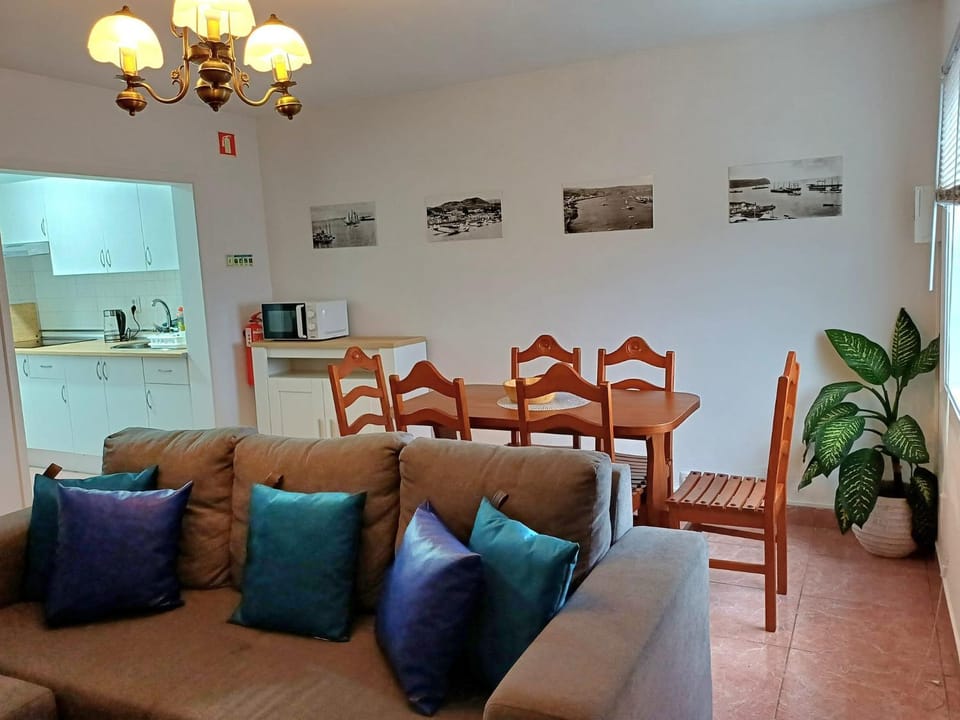 Communal lounge/ TV room, View (from property/room), Living room, City view, Landmark view, Mountain view, Sea view, Street view, Dinner, Quiet street view, internet