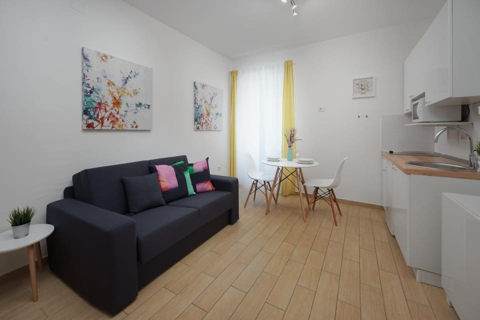 Seating area, Dining area