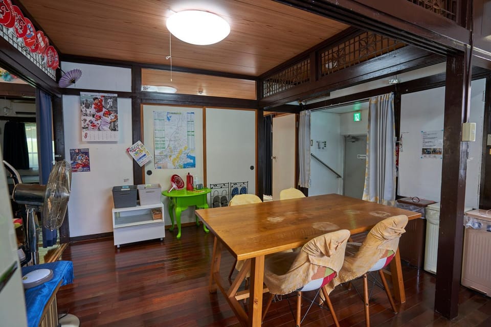コザを楽しむ一軒家 Kaeruhouse Apartment in Okinawa Prefecture