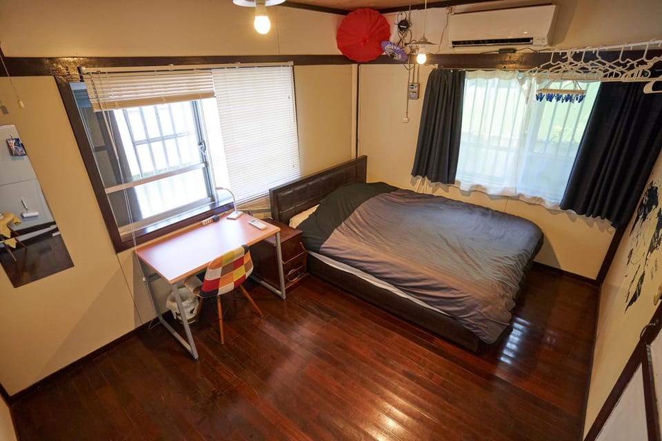 Photo of the whole room, Bedroom, air conditioner