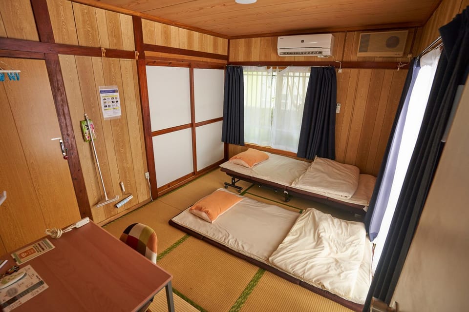 コザを楽しむ一軒家 Kaeruhouse Apartment in Okinawa Prefecture