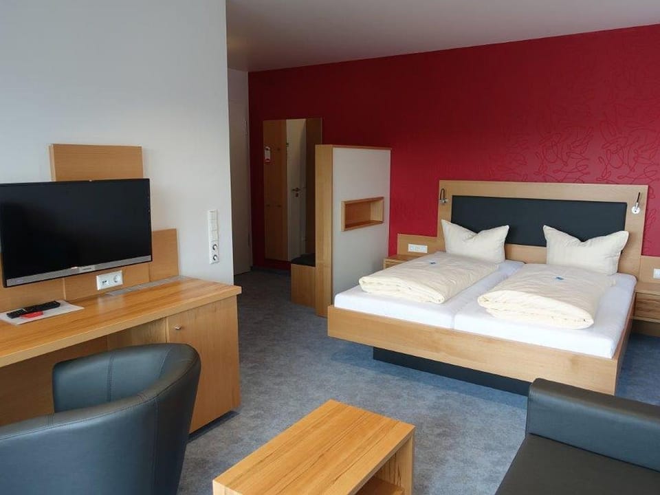TV and multimedia, Seating area, Bedroom