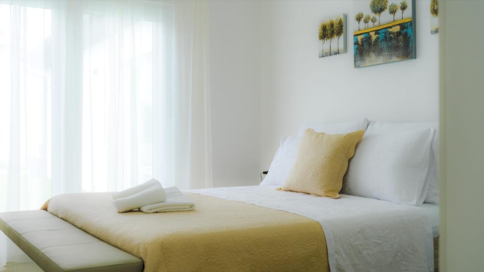 Bed, Photo of the whole room, Bedroom, towels