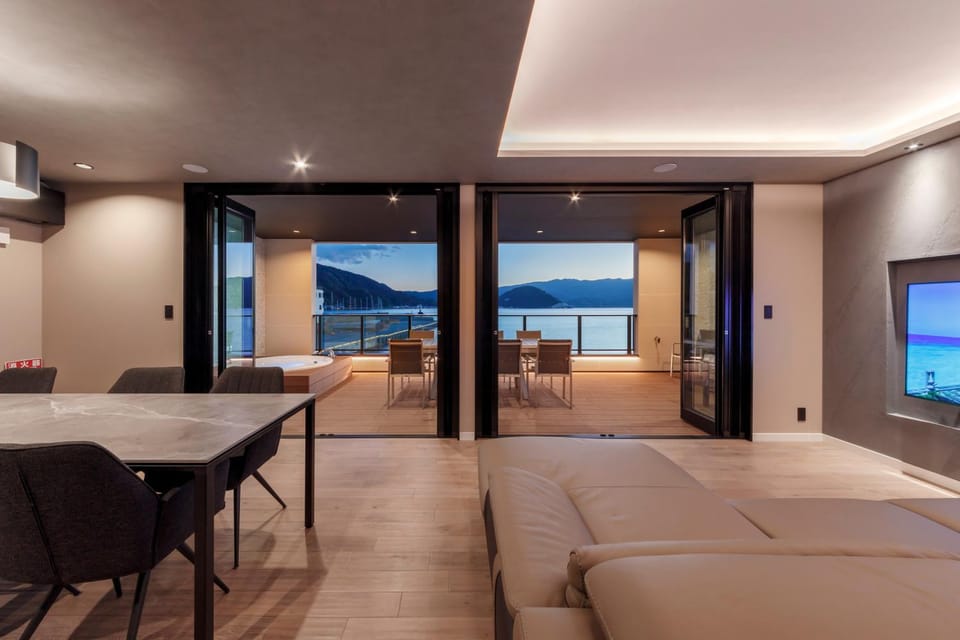 Communal lounge/ TV room, TV and multimedia, Living room, Photo of the whole room, Dining area
