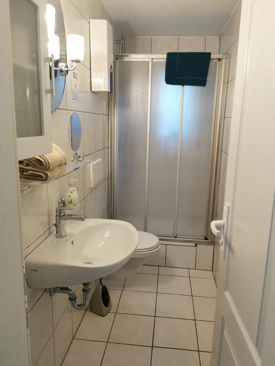 Toilet, Bathroom, towels