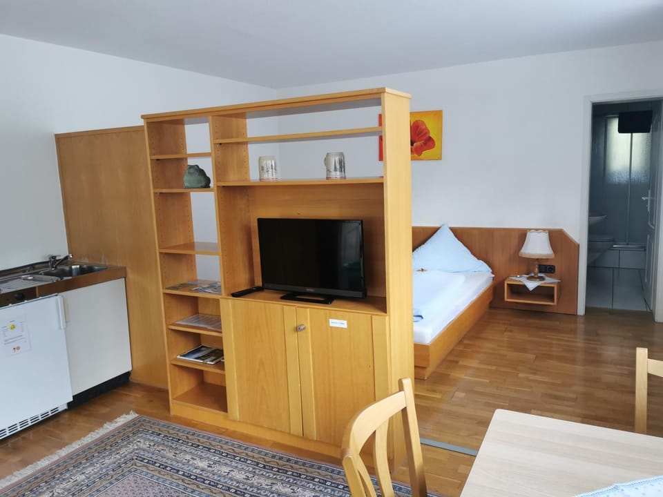Communal lounge/ TV room, TV and multimedia, stove
